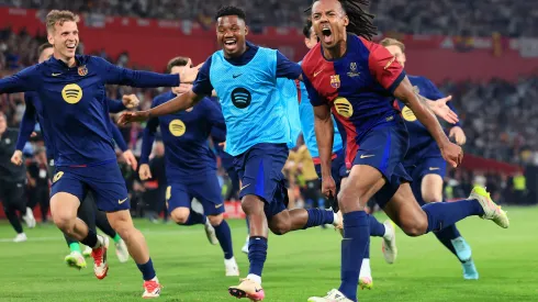 Jules Koundé, do FC Barcelona, celebra o gol de sua equipe com os companheiros durante a final da Copa del Rey entre FC Barcelona e Real Madrid no Estádio de La Cartuja, em Sevilha, Espanha, em 26 de abril de 2025. (Foto de Fran Santiago/Getty Images)