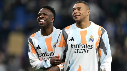 Vinicius Júnior, do Real Madrid, tem média de gols pior que Mbappé contra o Barcelona (Photo by David Ramos/Getty Images)