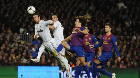 Real Madrid e Barcelona se enfrentam novamente em uma final histórica da Copa Del Rey, celebrando a tradição e a rivalidade que moldaram o futebol espanhol. (Foto de David Ramos/Getty Images)