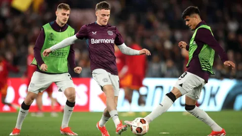 Florian Wirtz e Piero Hincapié em aquecimento para jogo do Bayer Leverkusen. Foto: Paolo Bruno/Getty Images