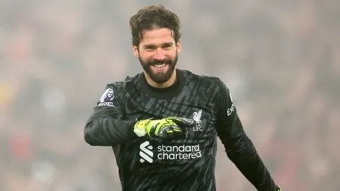 Alisson, do Liverpool, descarta a Arábia Saudita e decide retornar ao Internacional. (Photo by Jan Kruger/Getty Images)
