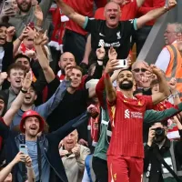 Salah tira selfie histórica com torcida do Liverpool após gol na conquista do título inglês