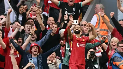 Mohamed Salah tira uma selfie com a torcida do Liverpool — Foto: Paul ELLIS / AFP