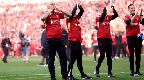 Slot homenageia Klopp e Liverpool celebra título da Premier League em Anfield lotado. (Foto de Carl Recine/Getty Images)