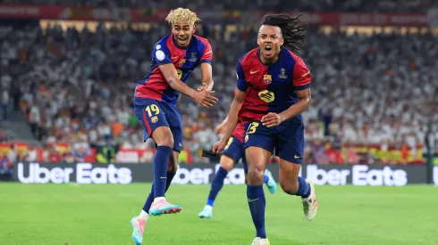 A surpresa foi grande, até para os próprios companheiros de equipe, como o goleiro Wojciech Szczęsny, que revelou seu espanto ao ver o defensor francês marcar de longa distância, algo pouco esperado de Koundé. (Foto de Fran Santiago/Getty Images)