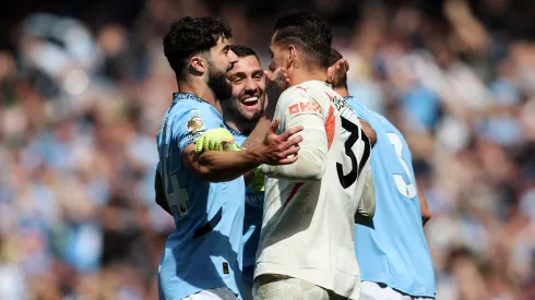 Gvardiol comemora gol ao lado de companheiros (Photo by Matt McNulty/Getty Images)