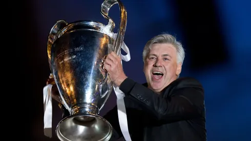 Ancelotti levanta a taça da Champions League. Foto: Gonzalo Arroyo Moreno/Getty Images)