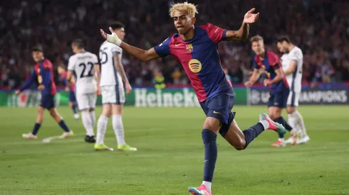 Lamine Yamal, do FC Barcelona, comemora o gol do seu time durante o jogo de ida das semifinais da Liga dos Campeões da UEFA 2024/25 entre FC Barcelona e FC Internazionale Milano no Estadi Olímpic Lluís Companys em 30 de abril de 2025, em Barcelona, Espanha. (Foto de Carl Recine/Getty Images)