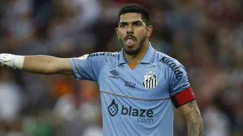 Santos pode fechar a venda do goleiro João Paulo para o Fluminense. (Photo by Wagner Meier/Getty Images)