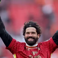 Alisson, do Liverpool, é alvo da Arábia, mas quer continuar fazendo parte da história dos Reds