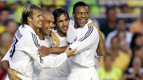 Com poucas oportunidades em campo, o jovem atacante recebe conselhos de Julio Baptista sobre a importância da paciência e da adaptação no futebol europeu. (Foto de Denis Doyle/Getty Images)