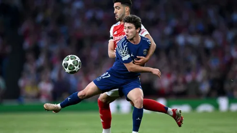Arsenal e PSG duelam dentro e fora de campo pelo zagueiro Evan Ndicka. (Foto de Justin Setterfield/Getty Images)