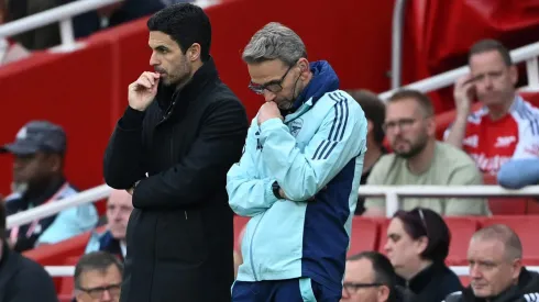 Arteta pede reação emocional do Arsenal antes de decisão crucial em Paris. (Foto de Shaun Botterill/Getty Images)
