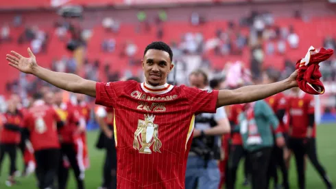 Trent Alexander-Arnold, do Liverpool, com camisa comemorativa do título da Premier League
