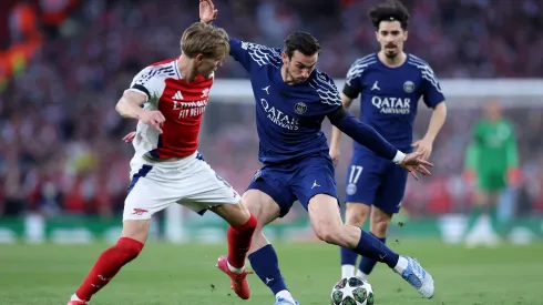Fabián Ruiz, do Paris Saint-Germain, e Martin Ødegaard, do Arsenal, disputam a bola durante a partida de ida da semifinal da UEFA Champions League 2024/25 entre Arsenal FC e Paris Saint-Germain, no Emirates Stadium, em 29 de abril de 2025, em Londres, Inglaterra. (Foto de Michael Steele/Getty Images)