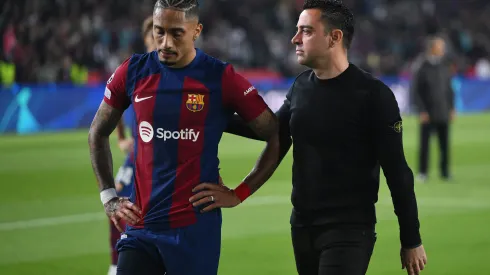 Raphinha e Xavi em campo conversando (Photo by David Ramos/Getty Images)