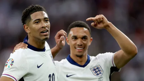 Arnold abraça Bellingham na Inglaterra. Foto: Kevin C. Cox/Getty Images)