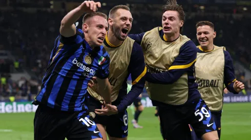 Davide Frattesi marca gol decisivo contra o Barcelona (Photo by Carl Recine/Getty Images)