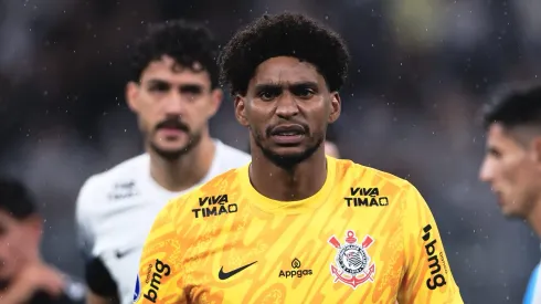 Hugo Souza pode deixar o Corinthians.