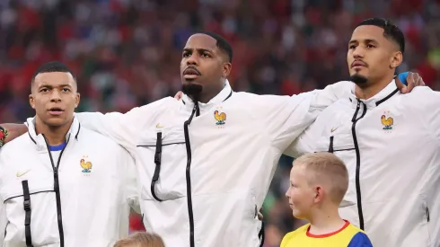 Saliba ao lado de Mbappé na França. Foto: Alex Grimm/Getty Images