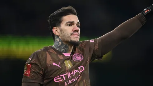 De saída do Manchester City, Ederson é escolhido para substituir Muslera no Galatasaray. (Photo by Gareth Copley/Getty Images)
