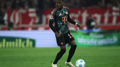 Alphonso Davies em campo pelo Bayern de Munique (Photo by Alex Grimm/Getty Images)