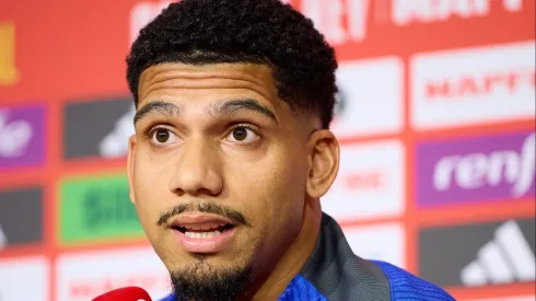 Ronald Araujo, do Barcelona, fala pela primeira vez após falhas na eliminação da Champions: "Este time...'. (Photo by Fran Santiago/Getty Images)