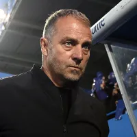 Hansi Flick dá aval e Barcelona define primeira saída após eliminação; Não é Ronald Araujo