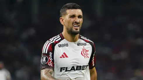 Sem renovar com o Flamengo, Arrascaeta dá sinal verde para empresários negociarem com novo clube. (Photo by Joaquín Camiletti/Getty Images)