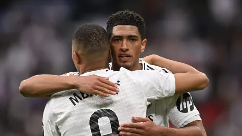 Bellingham abraça Mbappé no Real Madrid. Foto: Denis Doyle/Getty Images