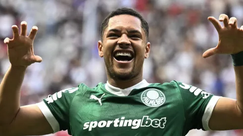 Vitor Roque comemora o gol fazendo o tigre