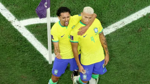 Richarlison ao lado de Marquinhos em partida pela Seleção Brasileira