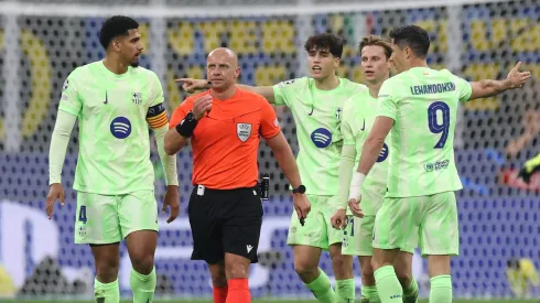 Vídeo mostra 'atrito' entre Ronald Araujo e Pedri na eliminação do Barcelona para a Inter de Milão. (Photo by Carl Recine/Getty Images)