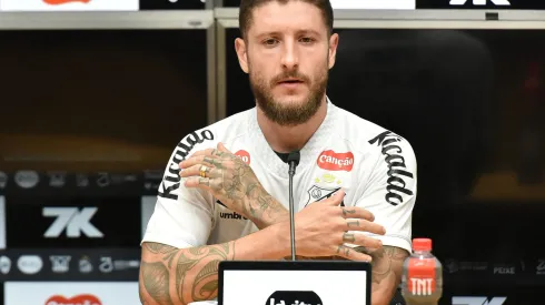 Zé Rafael, novo reforço do Santos, expressa suas preocupações sobre a estreia no Allianz Parque, palco de seu primeiro jogo após um longo período sem atuar. Foto JOTA ERREAGIF