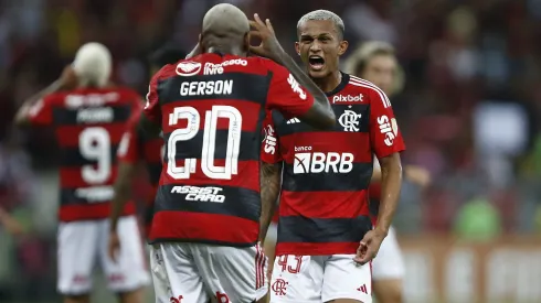 Gerson e Wesley em jogo do Flamengo. Foto: Wagner Meier
