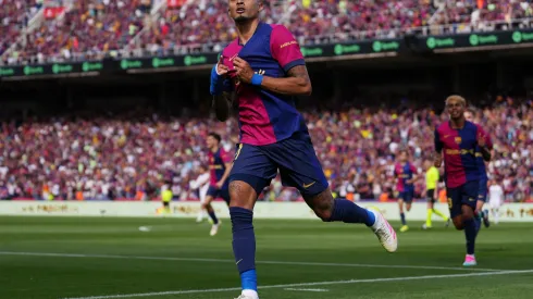 Raphinha comemora gol sobre o Real Madrid e mostra bordão do Barcelona