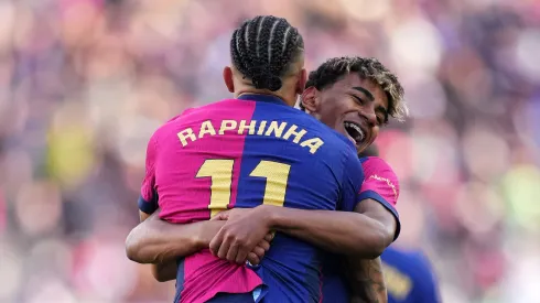 Lamine Yamal e Raphinha se abraçam