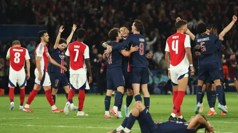 Torcedores do Tottenham agradeceram ao PSG pela eliminação do Arsenal na Champions League, mas logo tiveram seu cartaz removido. (Foto de Richard Heathcote/Getty Images)