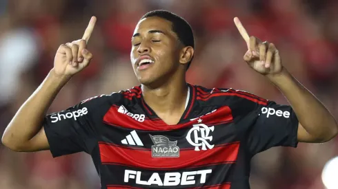 Joshua, Pablo Lúcio e Léo Nannetti firmam novos vínculos, confirmando a aposta do Flamengo em sua nova geração. Foto: Gilvan de Souza/Flamengo