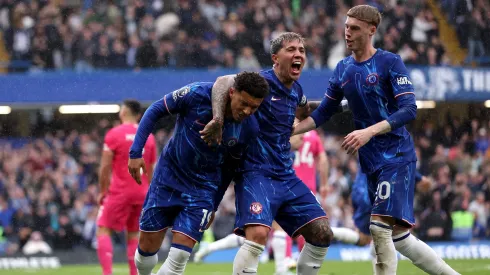 Jadon Sancho, Enzo Fernández e Cole Palmer comemorando gol do Chelsea. Foto: Harry Murphy