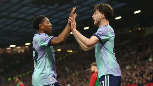 Lewis Skelly comemorando gol do Arsenal com Declan Rice. Foto: Carl Recine