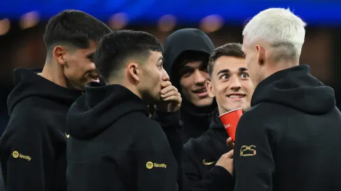 Jogadores do Barcelona ouvem Dani Olmo. Foto: David Ramos/Getty Images