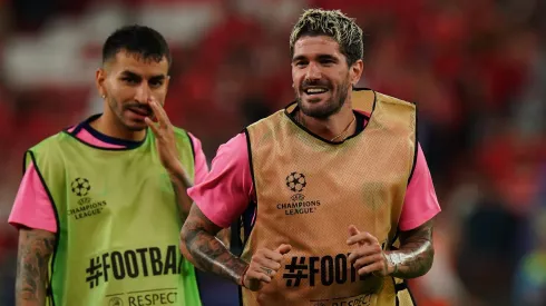 Rodrigo de Pau e Ángel Correa no aquecimento pelo Atlético de Madrid. Foto: Gualter Fatia/Getty Images