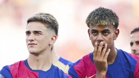 Gavi e Lamine Yamal abraçados no Barcelona. Foto: Eric Alonso/Getty Images