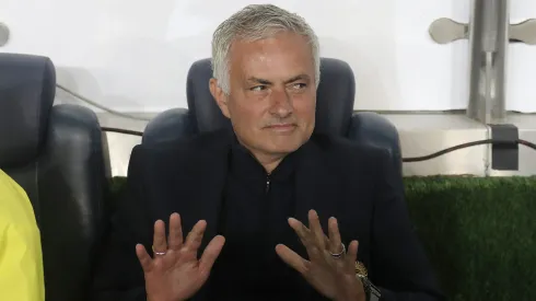 José Mourinho comandando o Fenerbahçe em jogo contra o Manchester United. Treinador pediu a contratação de Hojlund. Foto: Burak Kara