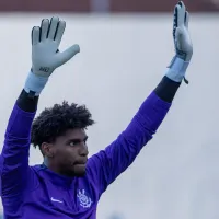 Hugo Souza inspira o Corinthians nos bastidores da Sul-Americana; assista ao discurso que viralizou