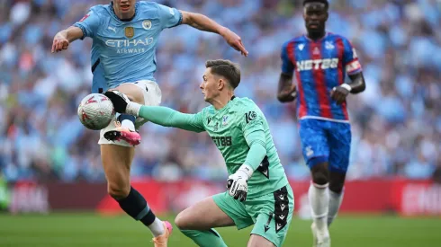 Dean Henderson, do Crystal Palace, defende a finalização de Erling Haaland, do Manchester City, durante a final da Emirates FA Cup entre Crystal Palace e Manchester City, no Estádio de Wembley, em 17 de maio de 2025, em Londres, Inglaterra. (Foto de Shaun Botterill/Getty Images)
