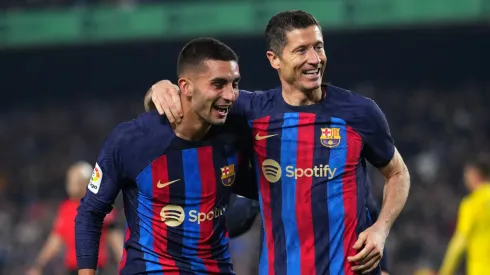 Lewandowski e Ferran Torresm juntos no Barcelona. Foto: Alex Caparros/Getty Images
