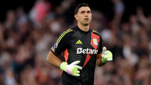 Contratação de Dibu Martínez é aprovada no Barcelona para substituir Ter Stegen. (Photo by Carl Recine/Getty Images)