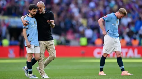 Guardiola conversa com Bernardo Silva depois da derrota na final da FA Cup